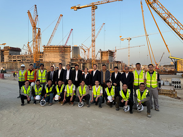 1740623666275001.jpg 與阿美體育場(chǎng)項目人員合影.jpg
